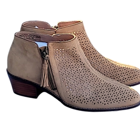 Vionic Perforated  Suede Tan Boot Size 9.5 - Picture 4 of 7